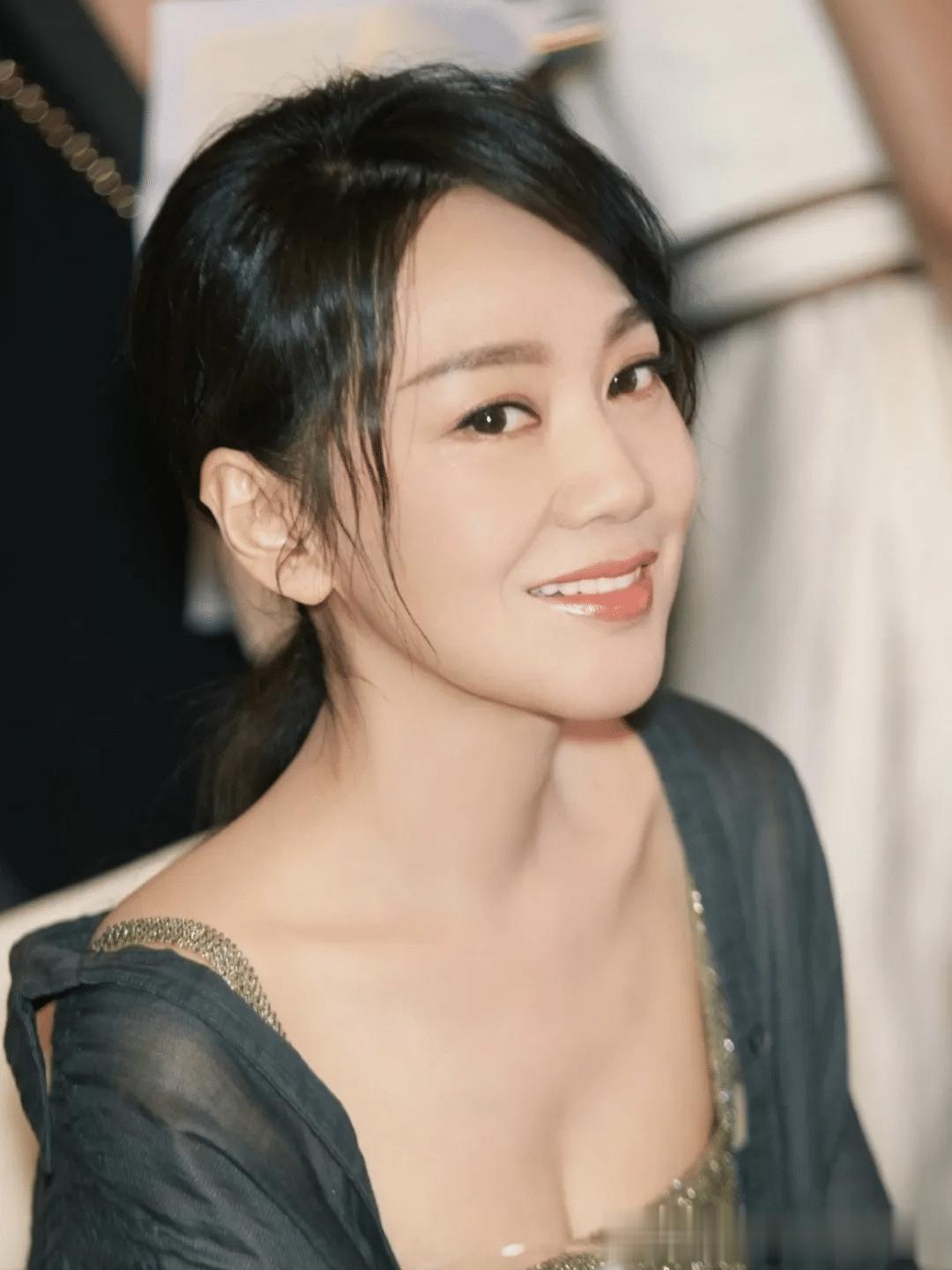 闫妮，佟掌柜这么性感