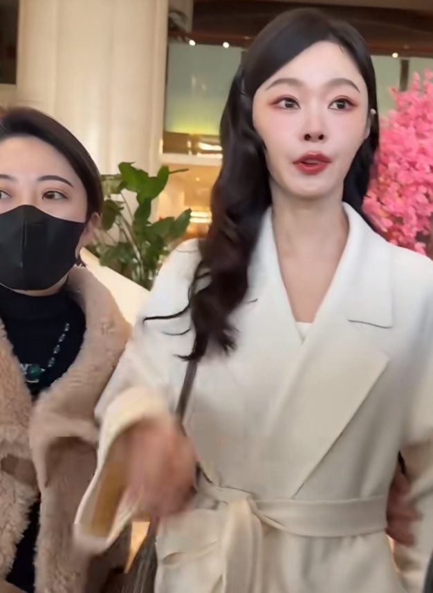 宋轶百花迎春晚会下班,系带白大衣配波浪卷发,优雅又甜美