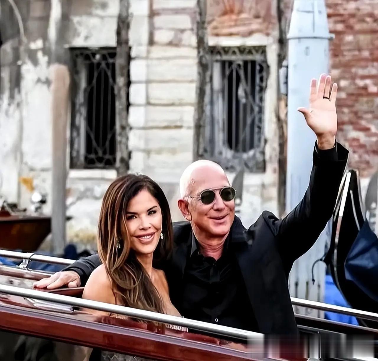 贝佐斯牵手爱妻在纽约出街！老了好多，56岁桑切斯穿皮草，更美了