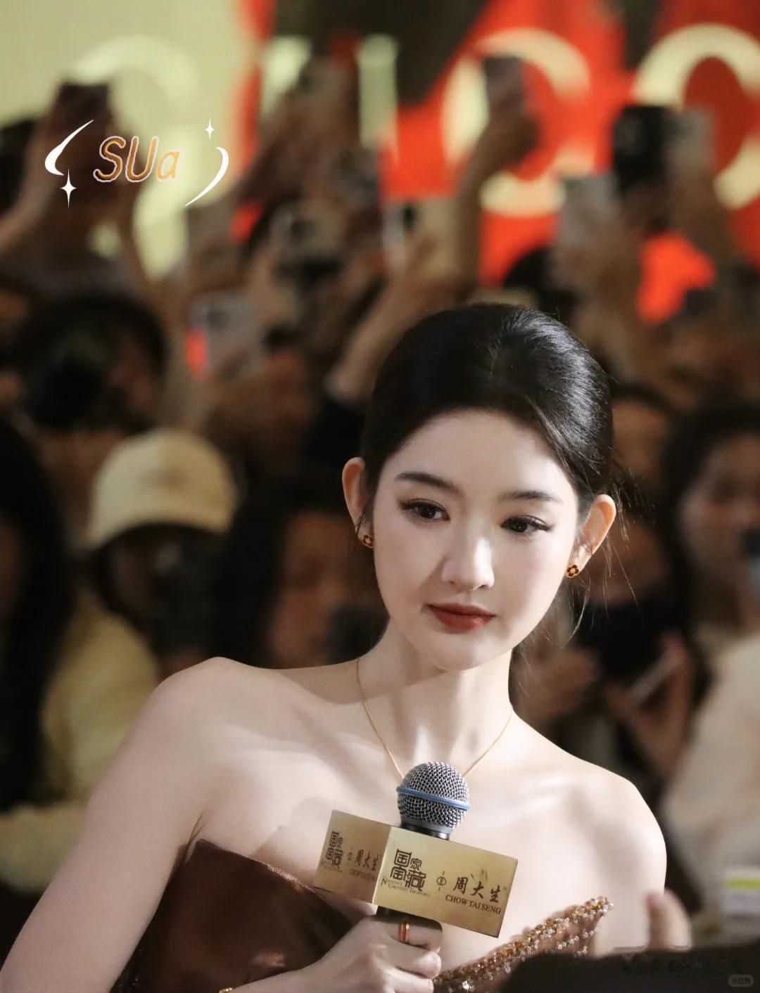 王玉雯被曝分手后现身巴黎!素颜满脸疲惫,母亲跟在身后默默陪伴