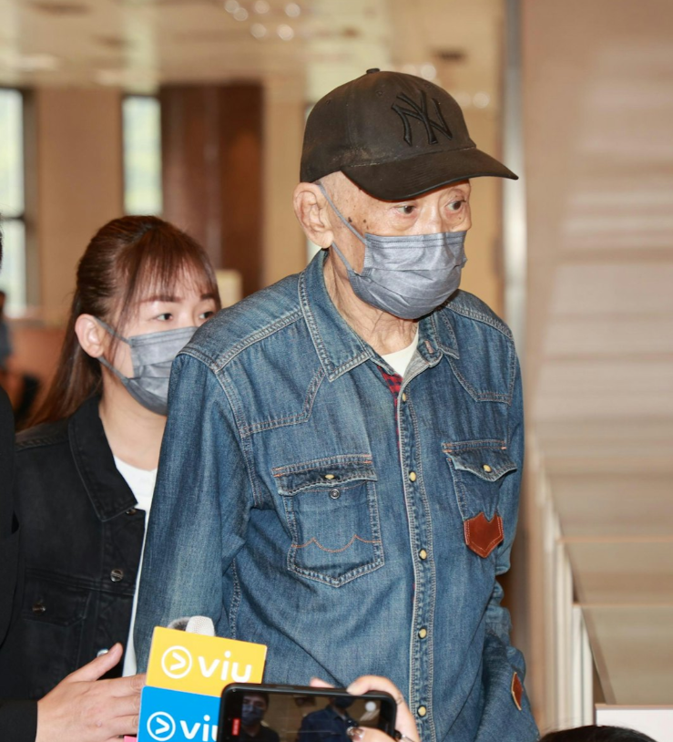 81岁港星李家鼎为前妻守灵到天黑，心力憔悴吃泡面充饥，双手发抖瘦脱相