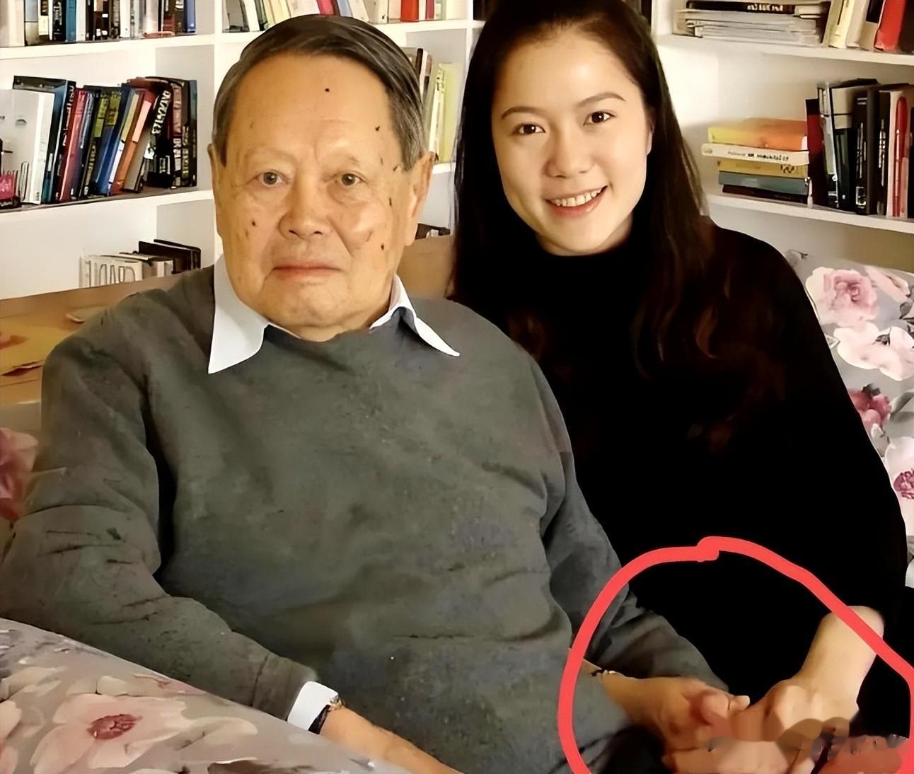 丧夫5月后，49岁翁帆官宣喜讯，恶心一幕出现 杨振宁“有苦难言”