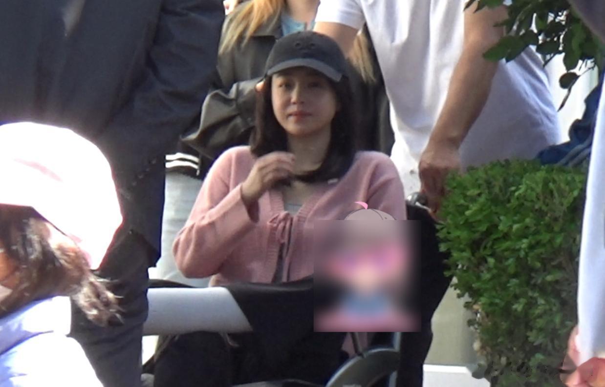 陈妍希坐轮椅现身，生图下脸更圆了，翘二郎腿有助理陪同状态悠闲