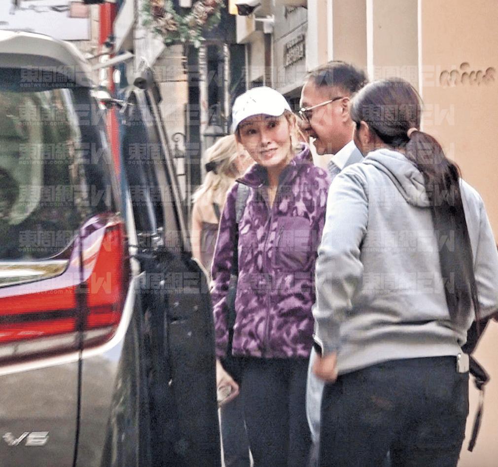 许晋亨在街头餐厅为李嘉欣等位，李嘉欣姗姗来迟，结婚18年仍恩爱