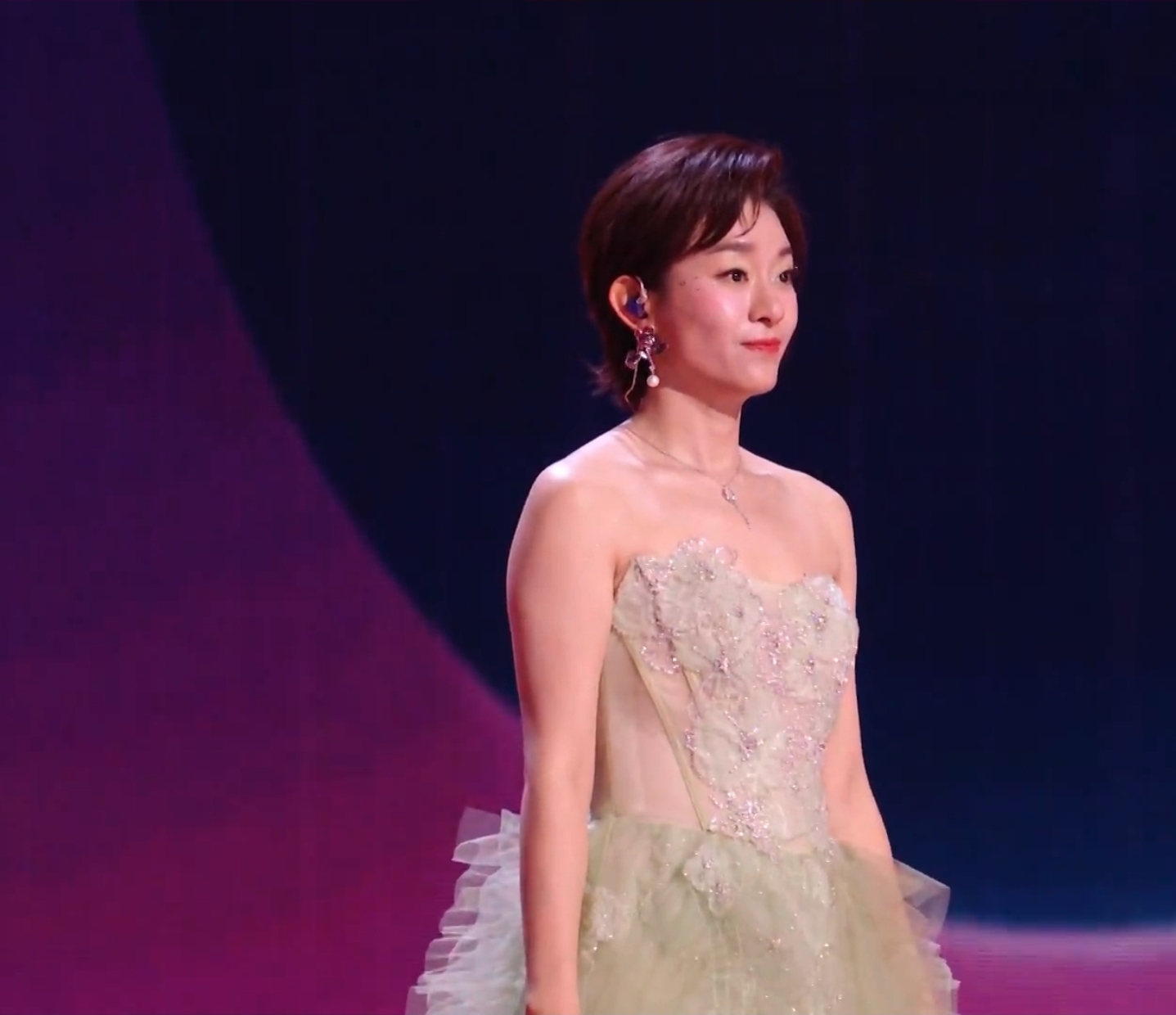者来女淘汰！观众大喊黑幕，谢娜乌兰图雅痛哭，齐思钧微笑惹争议