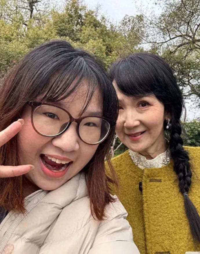 陈美琪在杭州被偶遇，她扎着麻花辫，化着精致的妆容，打扮像少女