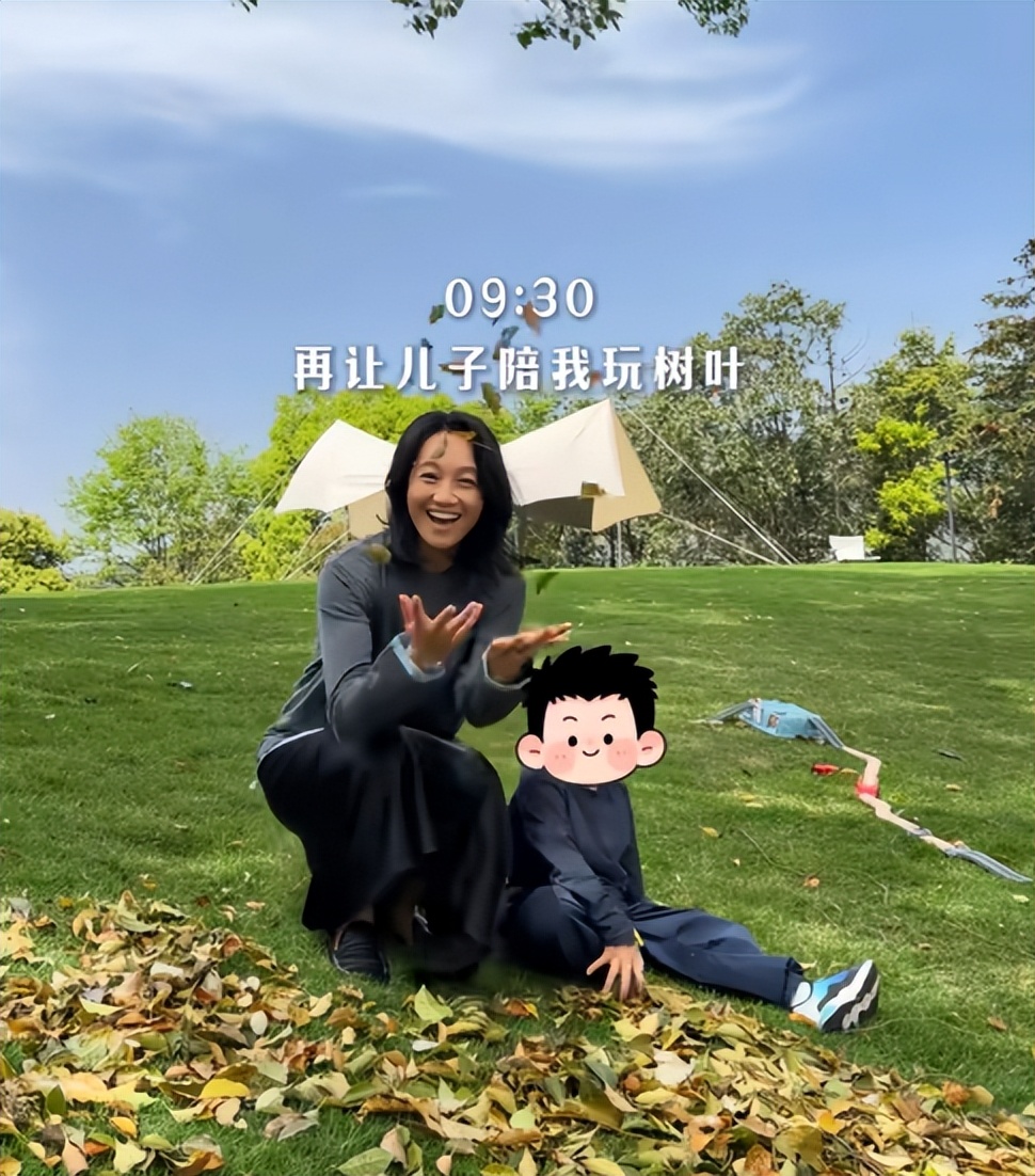 朱丹一家四口春游，八岁念念门牙全掉，周一围看着比老婆还年轻