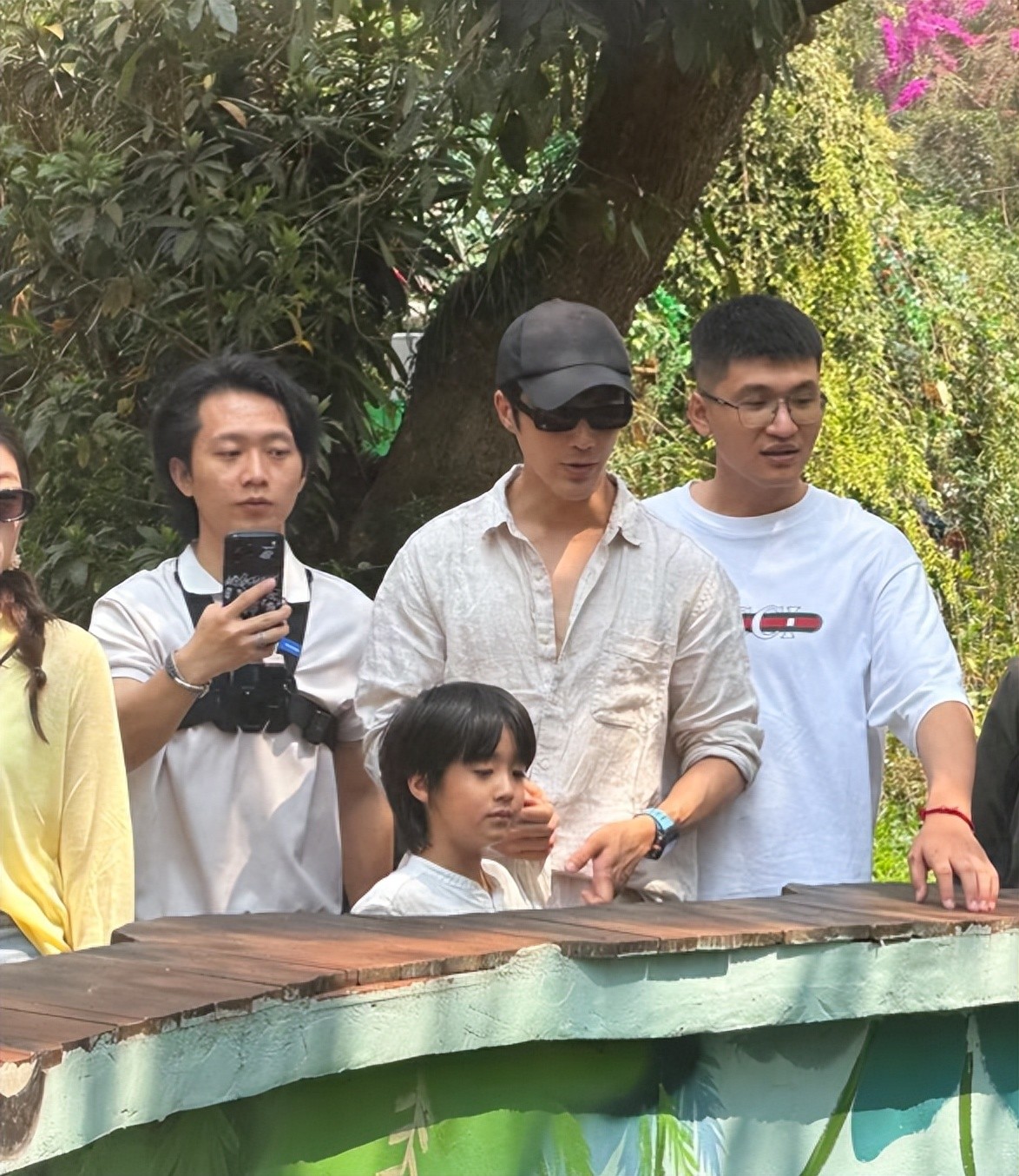 姜潮和麦迪娜带儿子现身西双版纳旅游,看着好帅气,身材又高又瘦