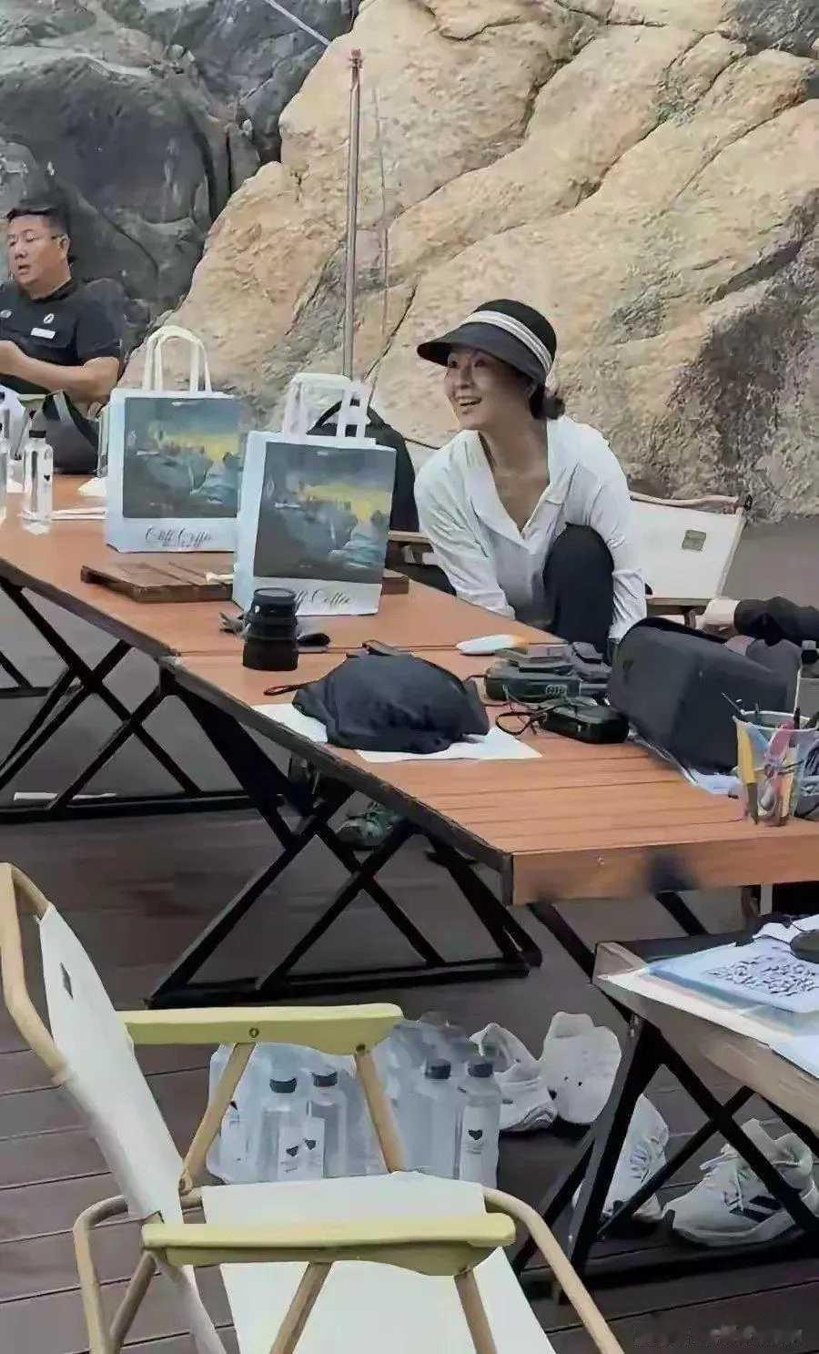 章子怡近照 素颜出镜和普通人差不多 ???打扮低调像普通宝妈 被赞接地气