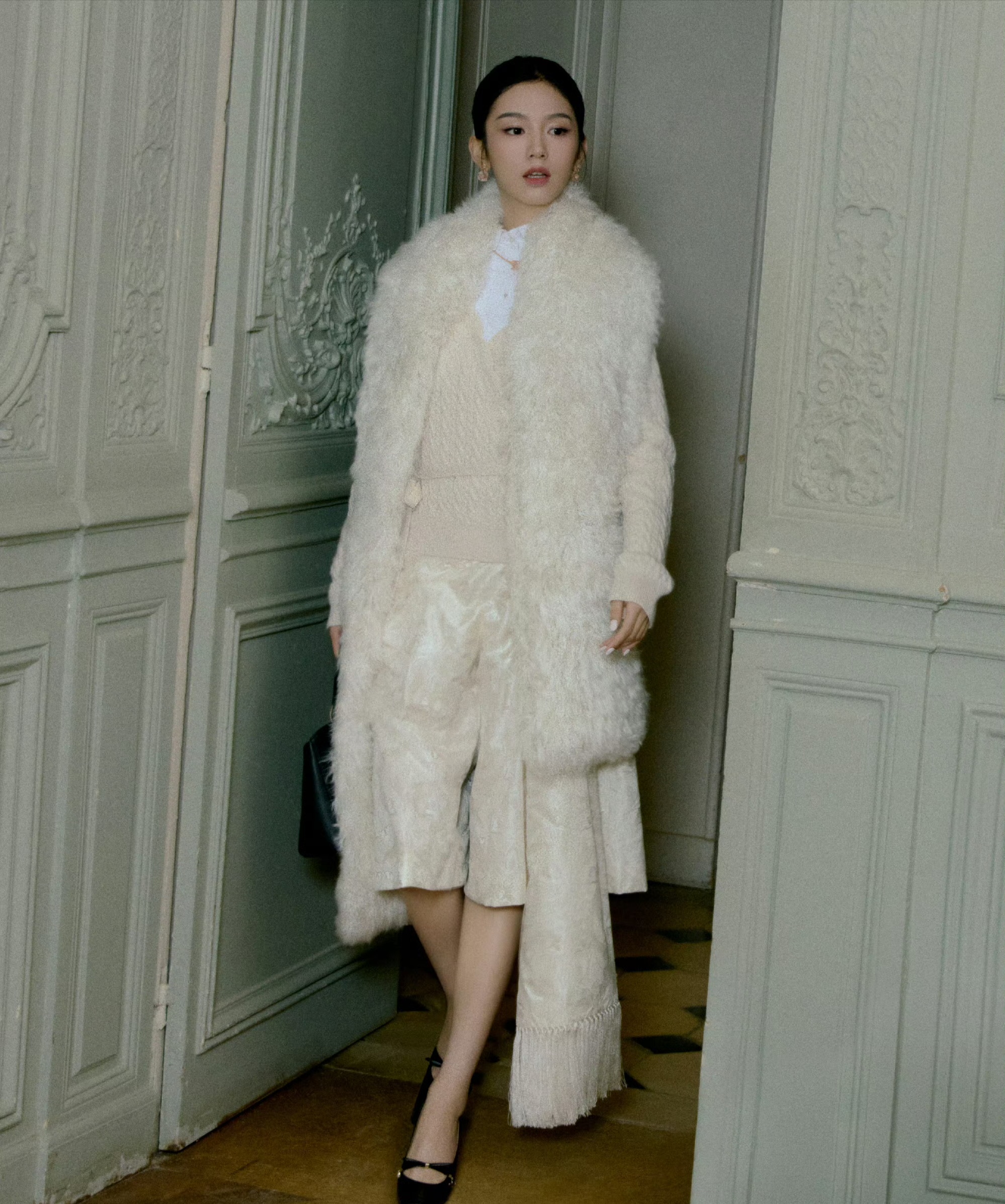 周也和家人西班牙吃火锅被偶遇，一家四口都是高颜值，画面很温馨