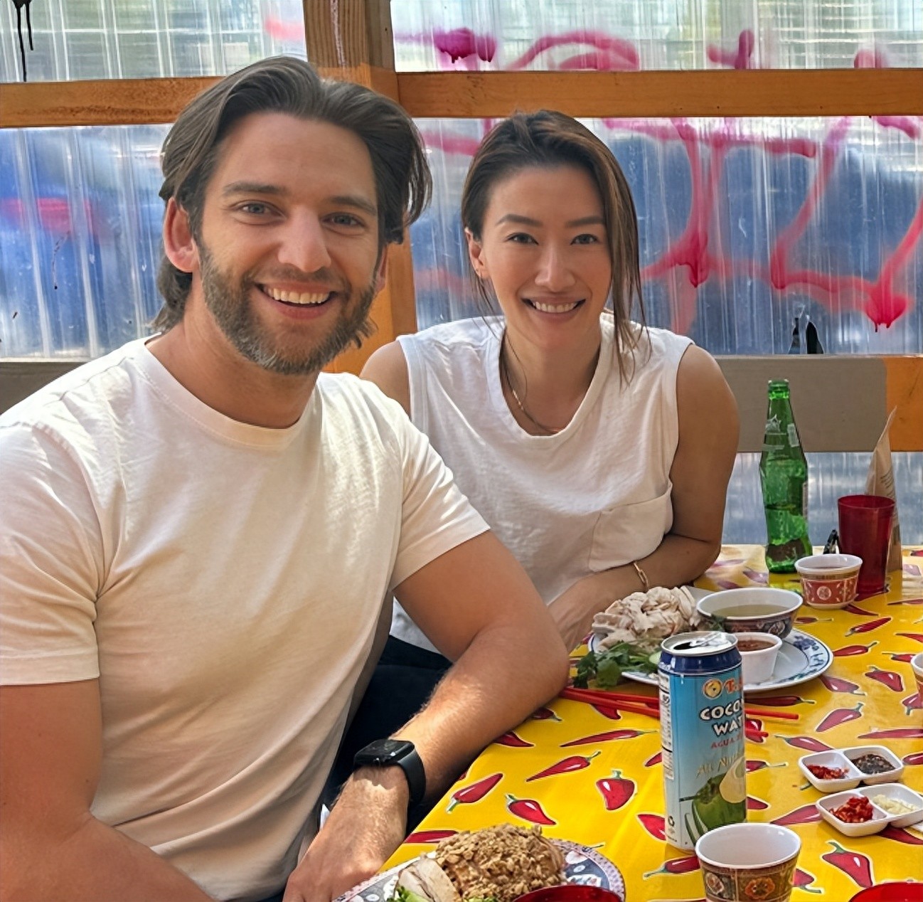 谢婷婷带混血儿子回香港，飞机上晒儿子正脸照，长相俊俏像极父亲