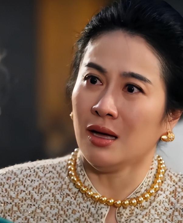 叶璇没想到，因自己差点毁容的李依晓，靠着何润东，又火了一把