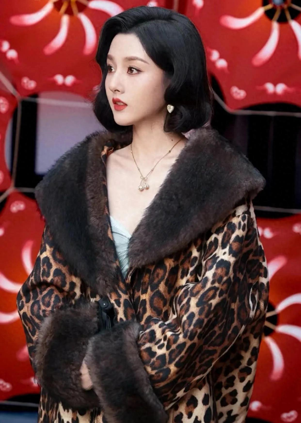 太美了！宋祖儿穿豹纹大衣参加活动，把豹纹穿出清纯感