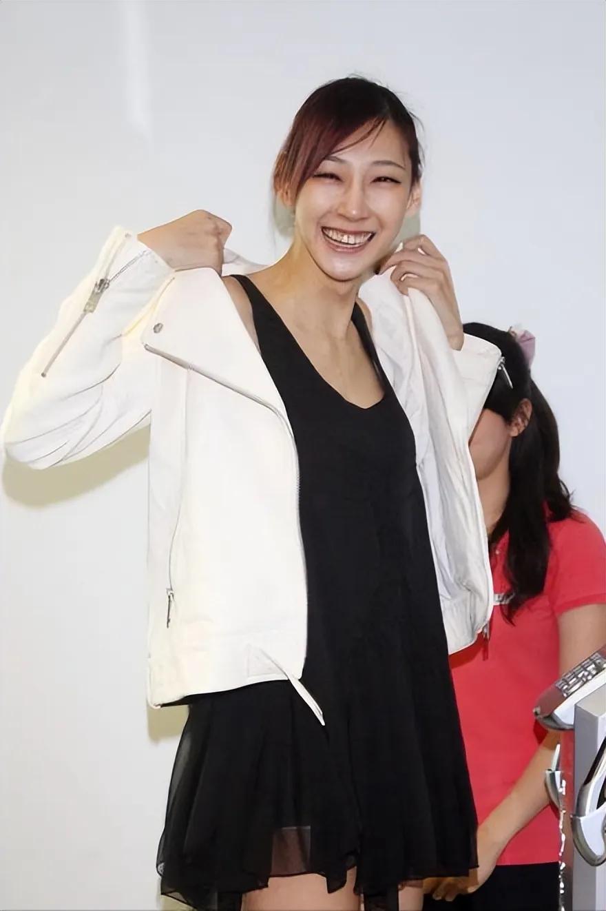 她和李荣浩同居4年却惨遭抛弃，陷入抑郁多年，如今39岁仍是单身