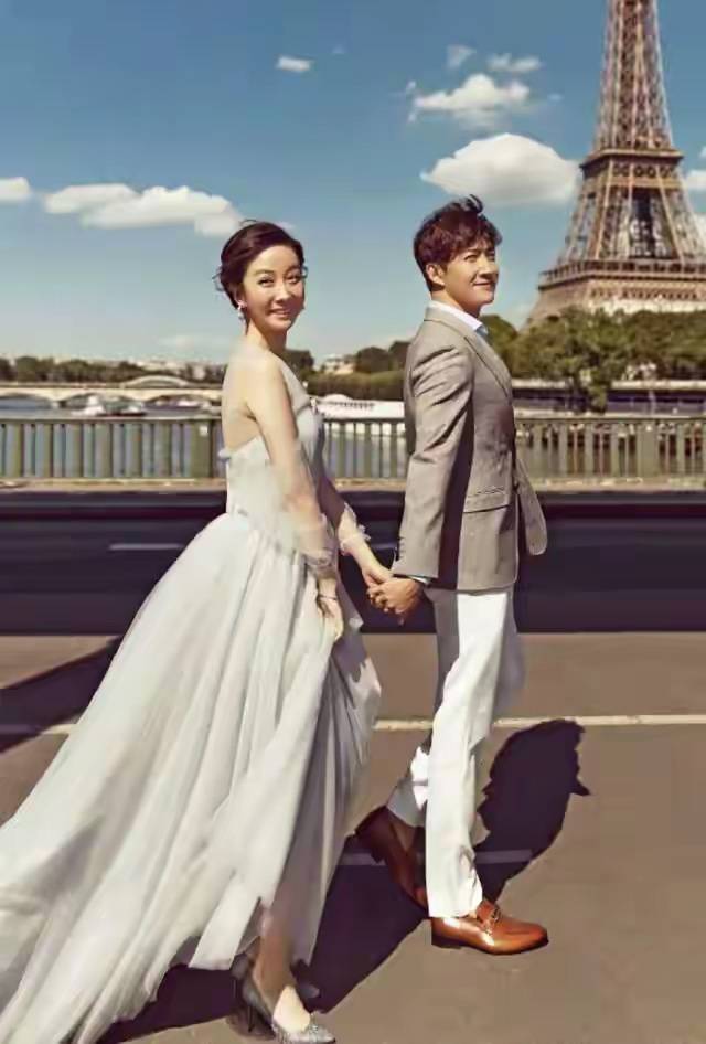 48岁王阳家中庆生，穿白T恤配牛仔裤清爽不油腻！