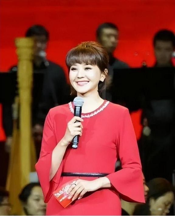 与大8岁领导闪婚，婚后分居多年，51岁的方琼如今过得幸福吗？