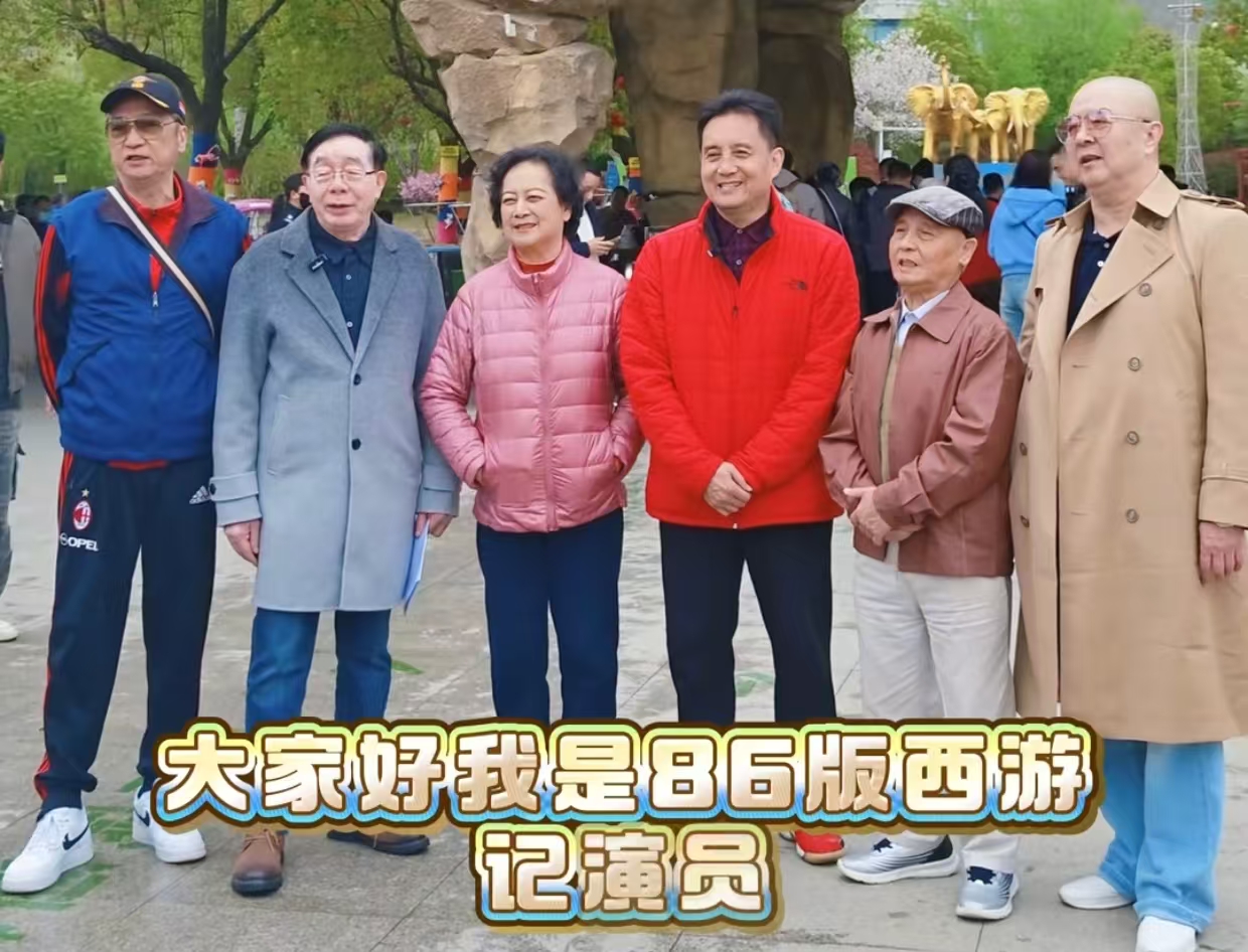 83岁王崇秋手捧鲜花扫墓！妻子杨洁去逝9年，病重时曾求助迟重瑞