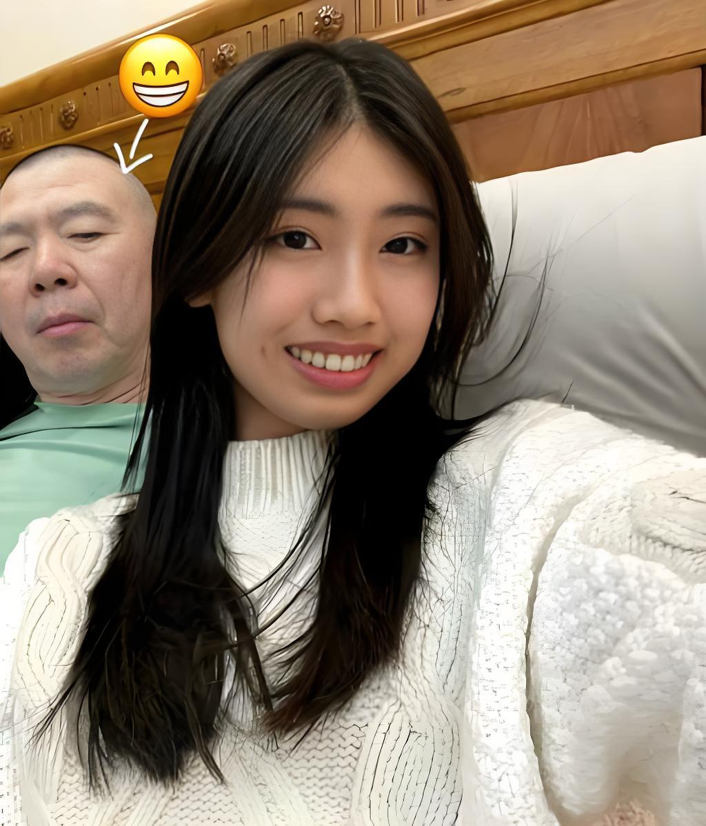 冯小刚春节后送女儿上学，脸贴脸喊“宝儿”太戳心！很舍不得