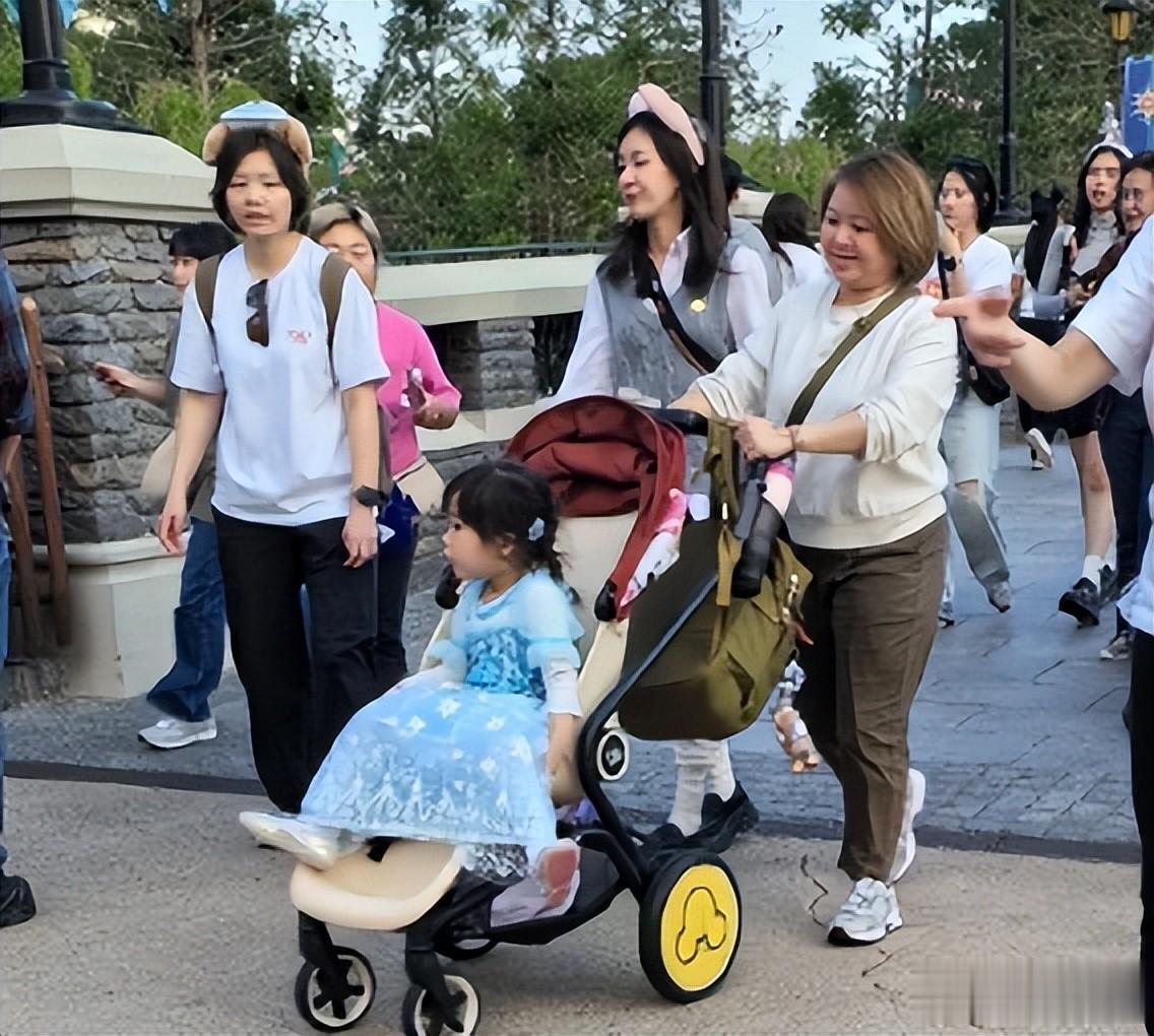 陈意涵带女儿游迪士尼！不穿裤子腿上有淤青，身材干瘪双腿如麻杆