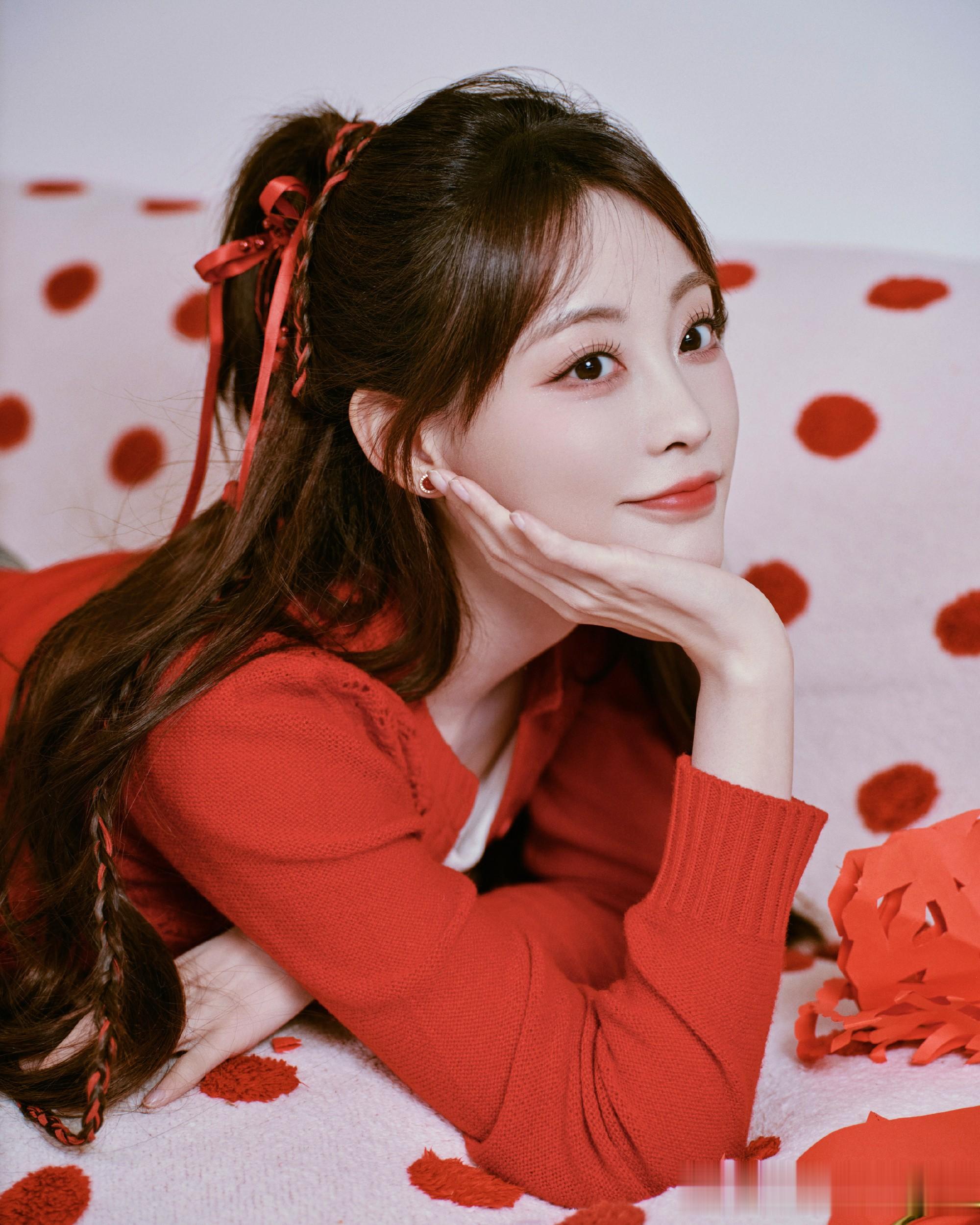 祝绪丹春节造型:甜美灵动的小姐姐!