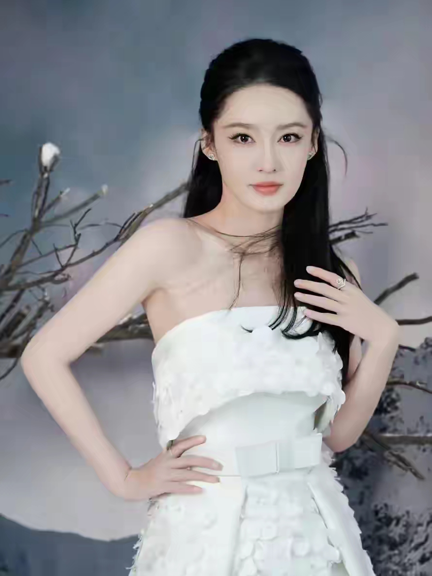 李沁一袭抹胸白色礼服裙，尽显优雅大方