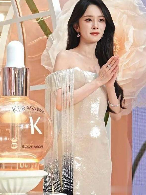 谁看了不迷糊？杨幂错位头纱封神，踩裙摆一秒稳住有多绝？