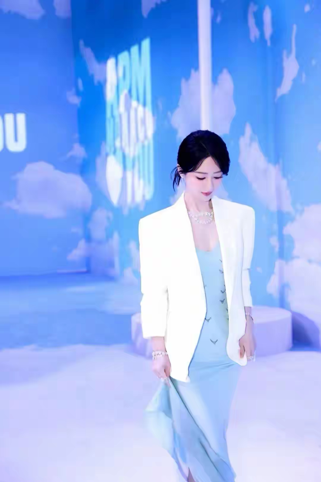 杨紫身穿蓝色打底裙搭配白色西装外套，完美轻松驾驭