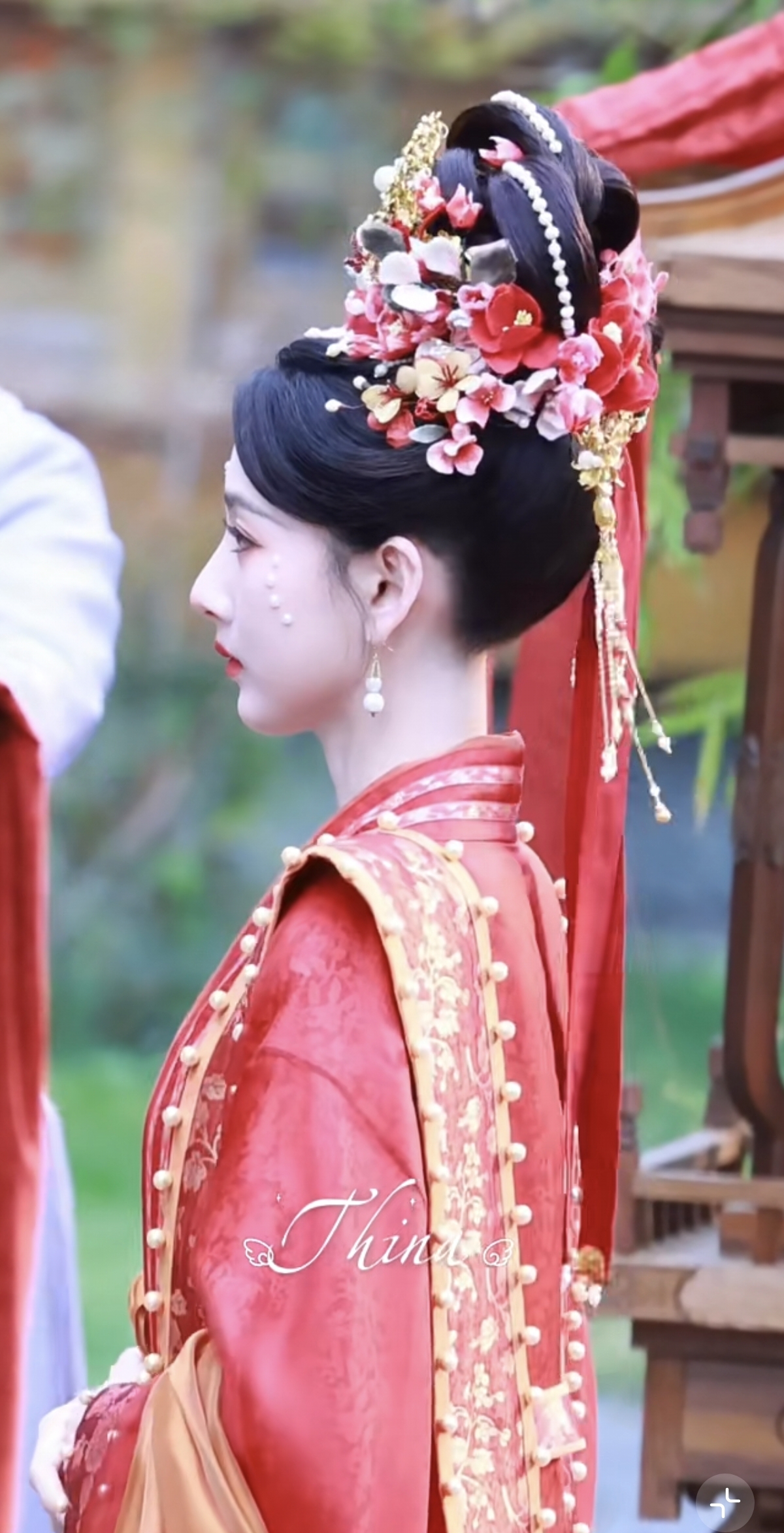宋祖儿今日拍戏出妆,一袭红色汉服好华丽,真是好美的新娘子呀!