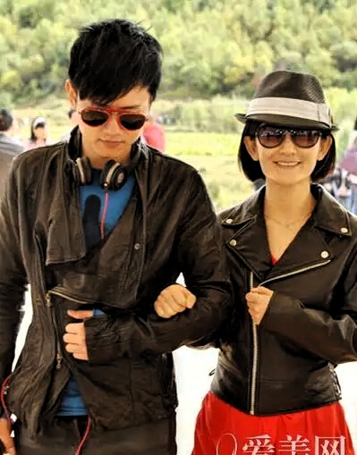 谢婷婷突然回国看演唱会！不戴口罩大方亮相，女儿和舅舅太像了