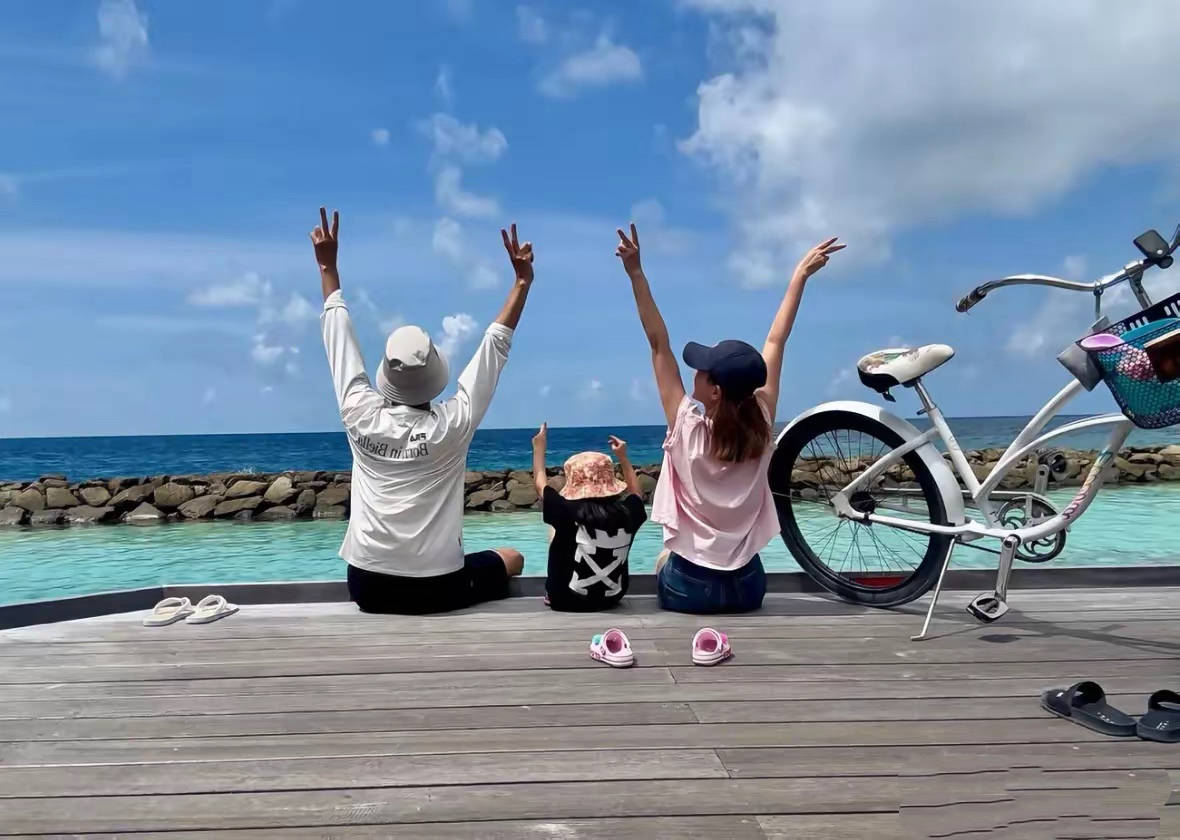 48岁王阳家中庆生，穿白T恤配牛仔裤清爽不油腻！