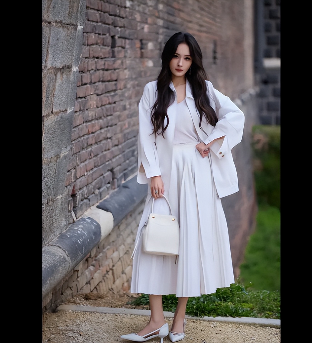 杨幂白色套装出镜，长发微卷女人味十足