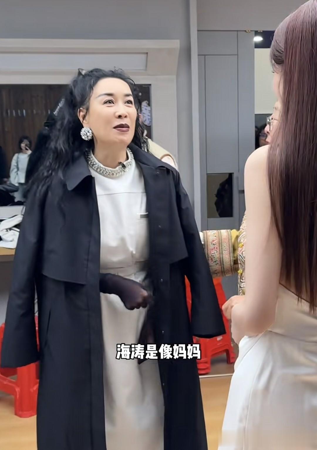 沈梦辰带婆婆见70岁殷秀梅,海涛妈妈激动落泪,那英也给面子合影