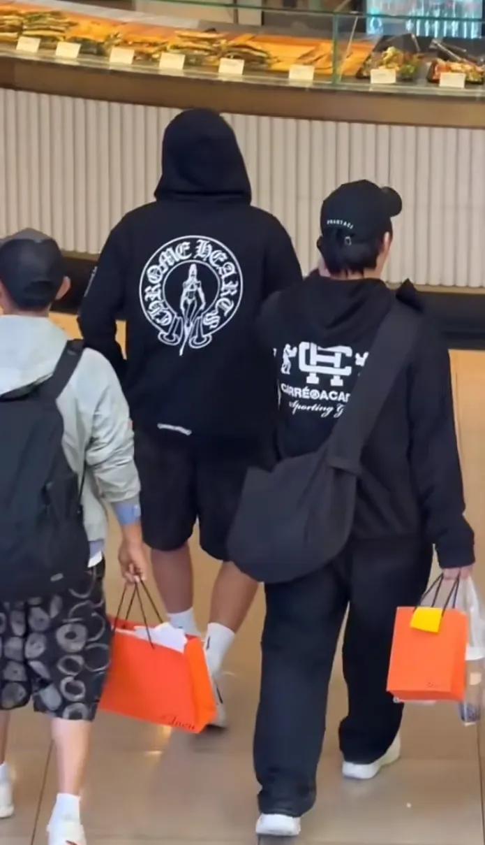 周杰伦国外被偶遇,喝着奶茶悠闲逛街,搂着昆凌的画面真的太甜了