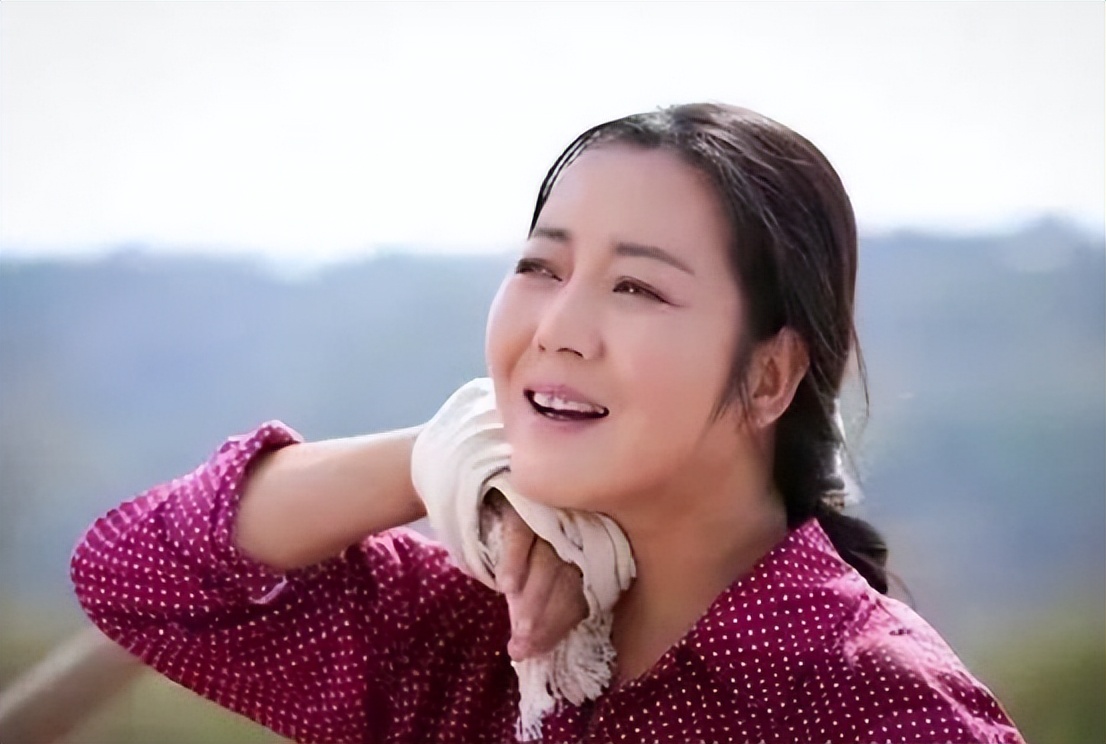 55岁王茜华现状：为小丈夫高龄生子，身材走样，参加婚礼无人识！