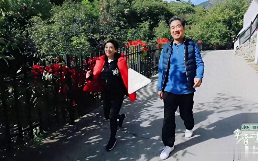 张国立邓婕退休回农村，邀请村民上家里玩，一点都不摆架子