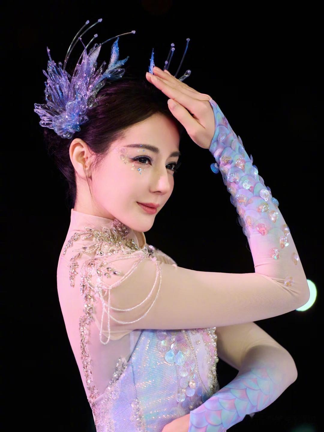 迪丽热巴登上热搜，谁给迪丽热巴化的这么美的妆，江豚踏浪来