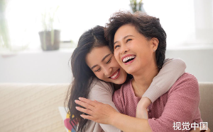 我离婚13年重回公公家，发现死去的婆婆竟然坐在客厅……吓懵了