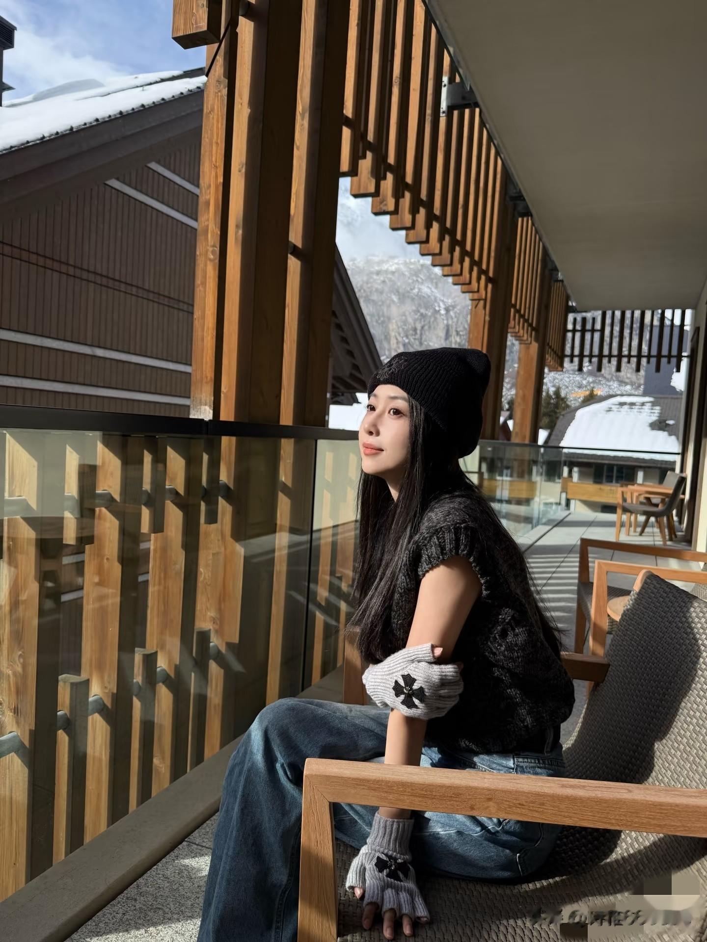 戚薇，胡杏儿，宣云年前一起度假合影，三位姐姐都超级美丽滴！