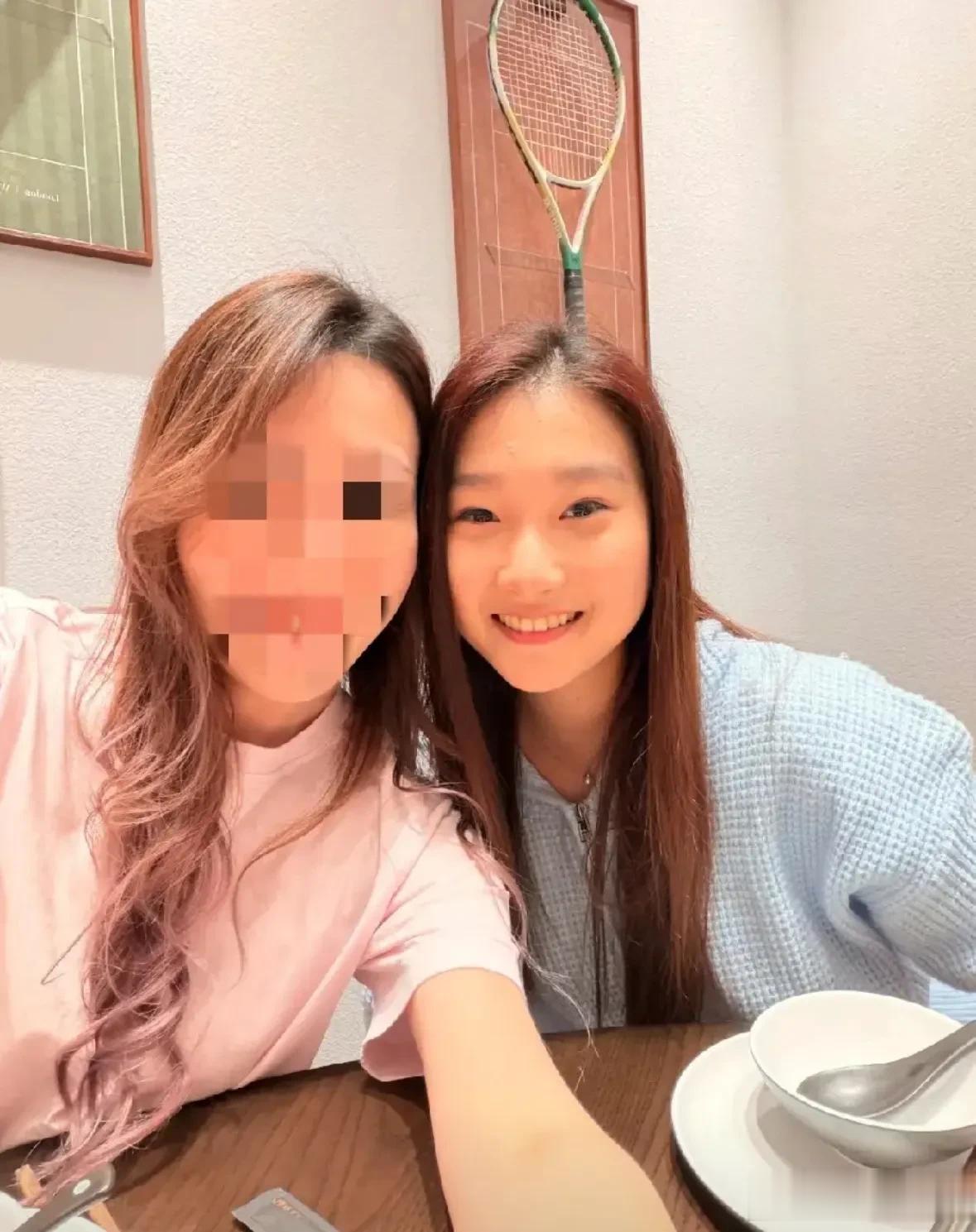 马伊琍闺女现身爸爸店里，文章贴身陪着，爱马笑起来跟妈一个样