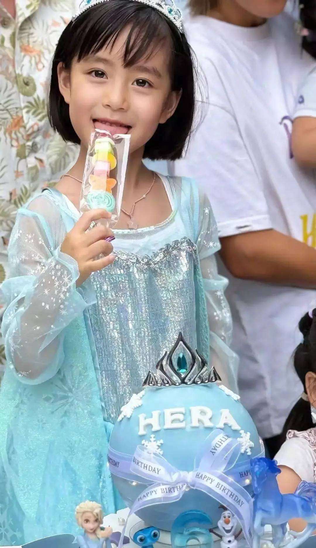 杨怡罗仲谦为女儿珍珠庆生，儿女颜值高完美遗传父母优点
