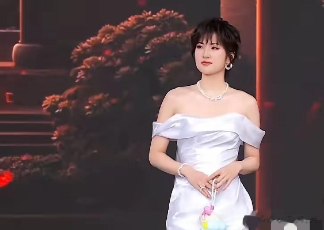 华为二公主姚安娜,身着“浮光锦”冲上热搜!美 到让人窒息!