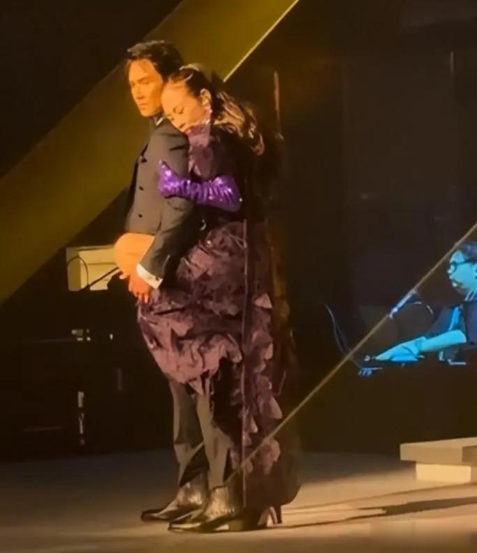 44岁Ella开演唱会,裤子短到快走光,往下拽裤腰露小腹动作很迷惑