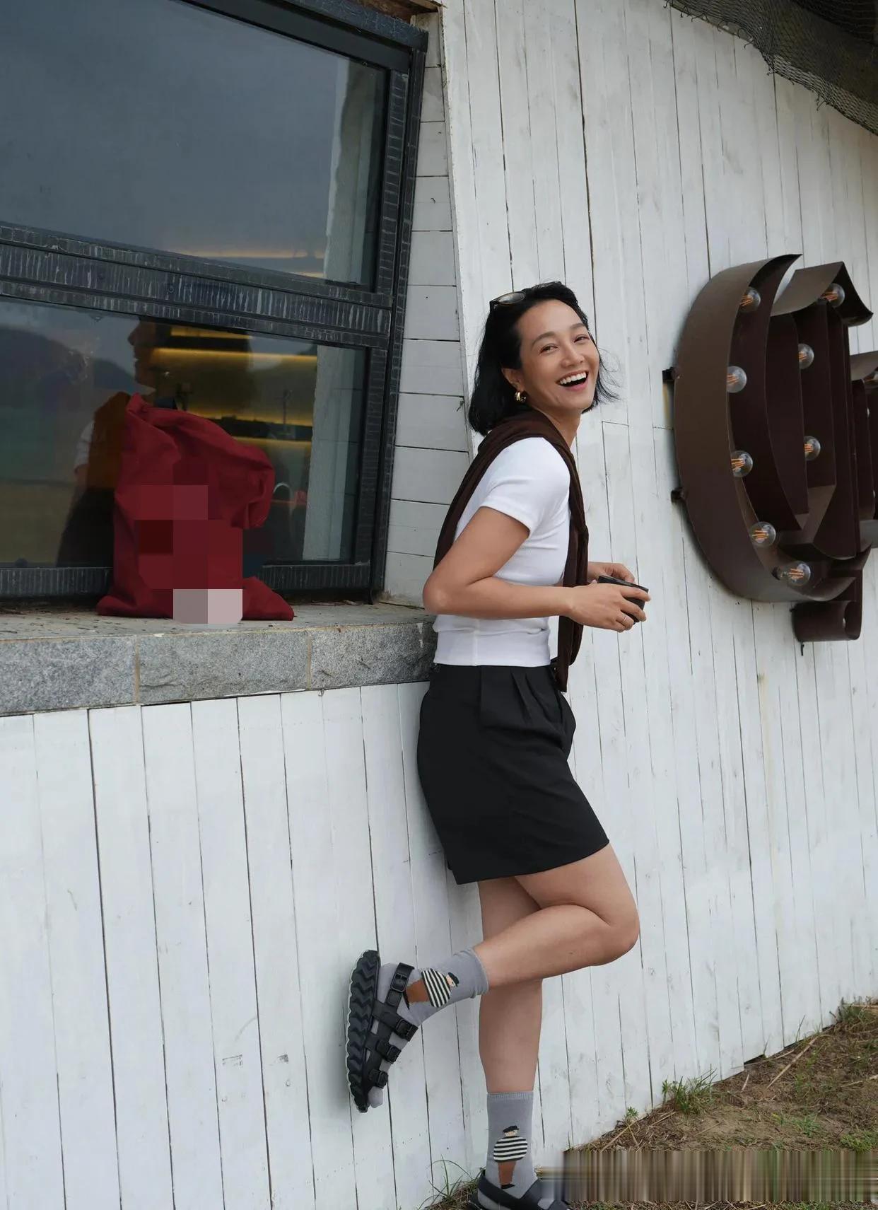 朱丹的私服穿搭真时髦！白T恤+棕色披肩+短裤，休闲随性又减龄！