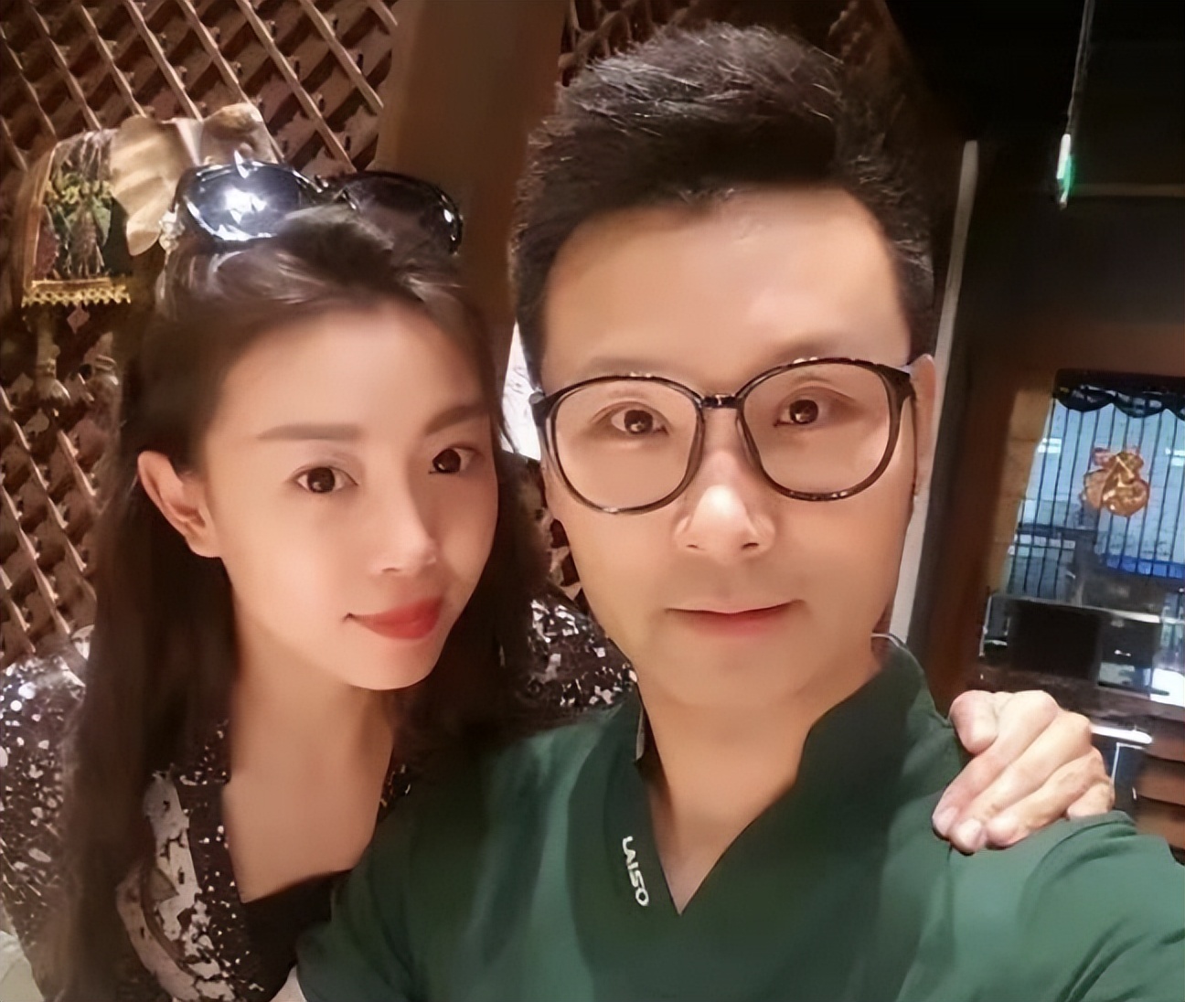 他是著名歌唱家,娶小10岁选美冠军当娇妻,48岁儿女双全