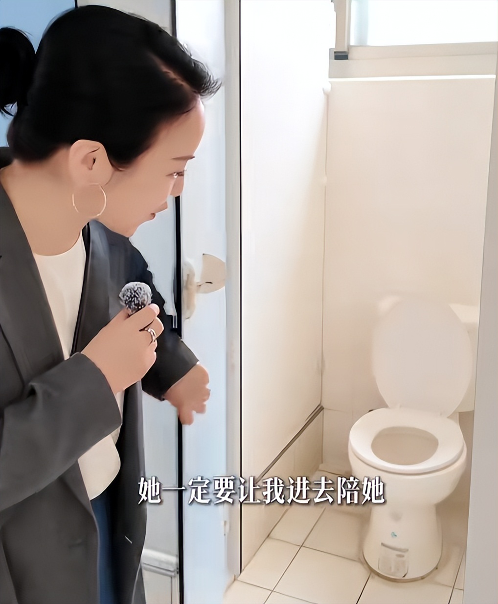 阿雅回母校参观，看到大小S的旧照湿了眼眶，接连爆出当年的猛料