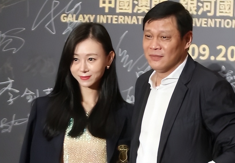 恩爱15年难敌岁月残酷!56岁范志毅身形佝偻,39岁张梦瑾娇美如花