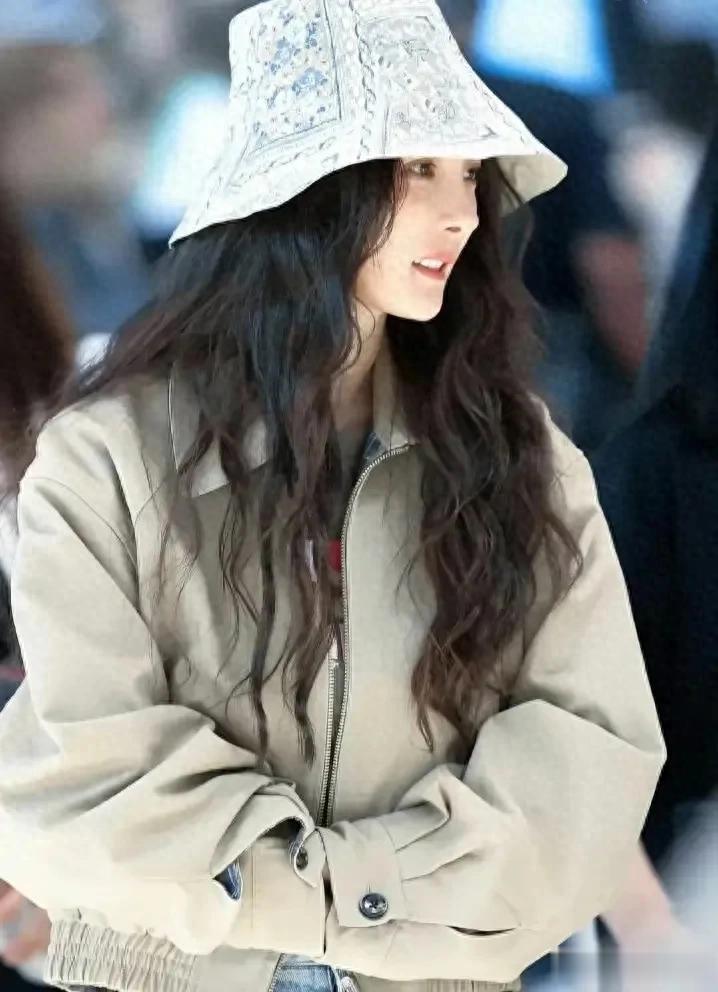 杨幂机场私服太会穿！卡其色短款夹克+牛仔裤小个子也能穿出超模