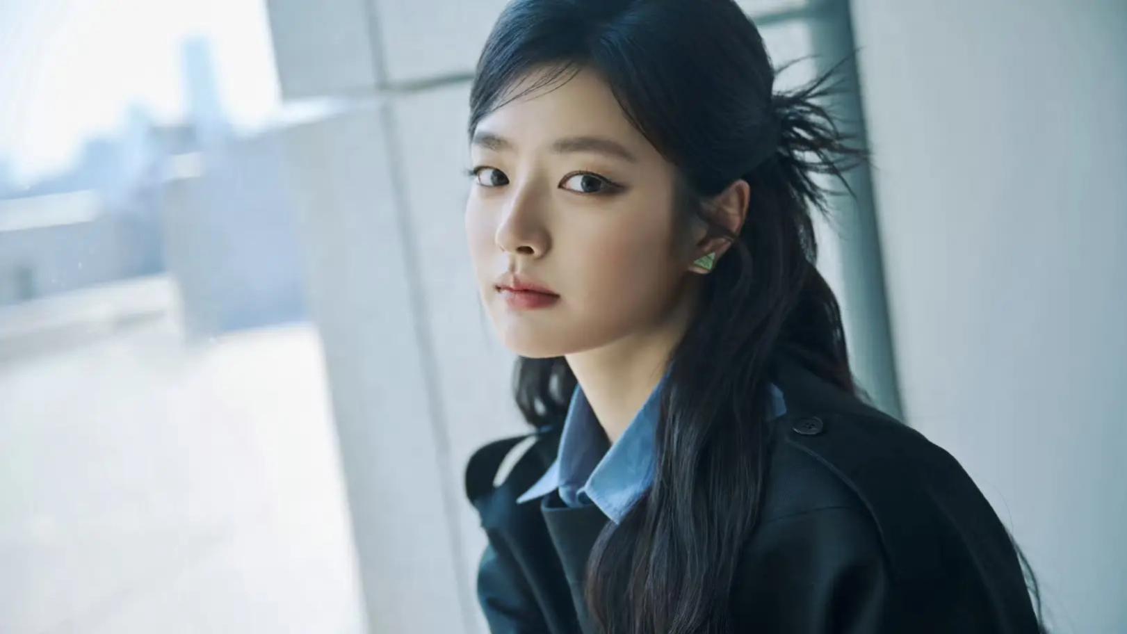 徐若晗亮相Prada活动，一身“英语老师”造型圈粉无数