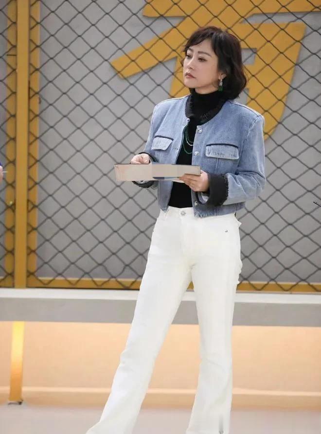 郝蕾换了微卷短发年轻25岁！穿短外套+高领衫+小白裤，时髦又减龄