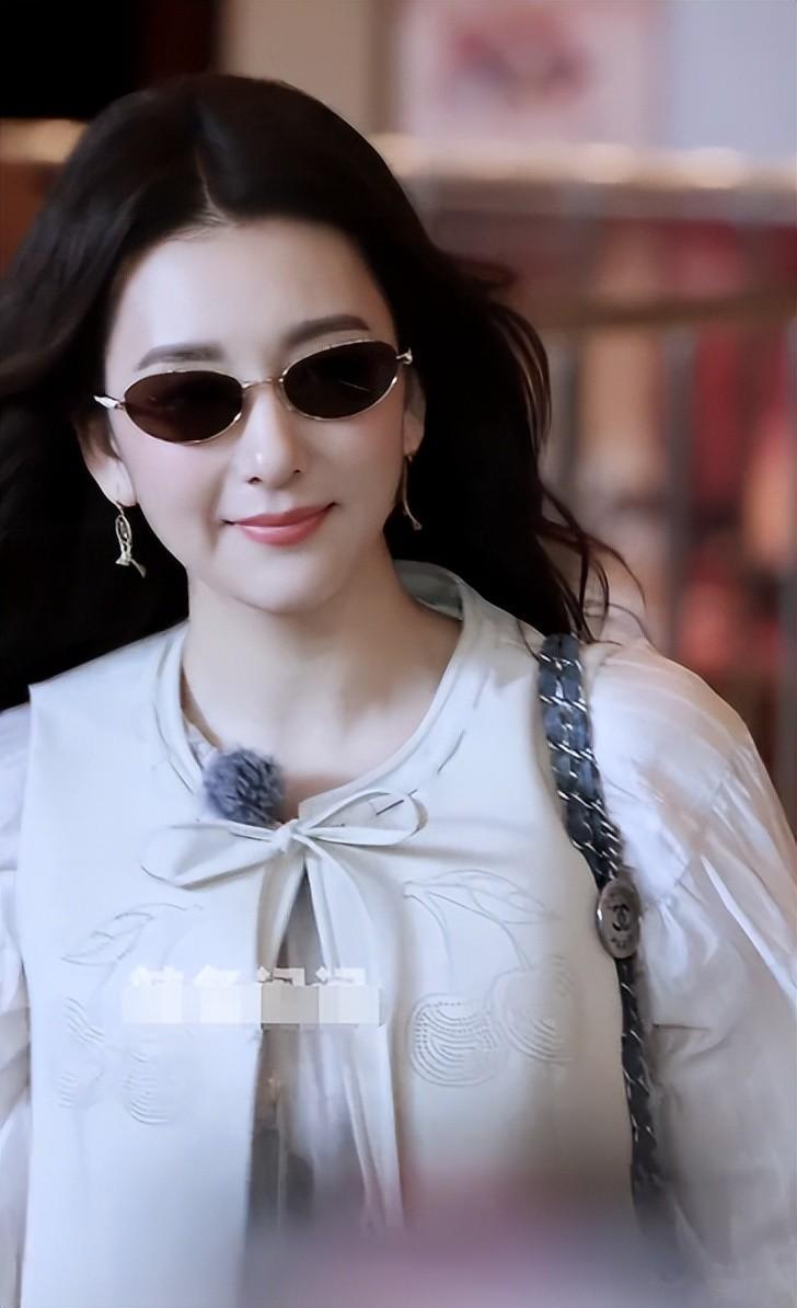 《桃花坞》新路透：方媛腿短个矮，周涛嫩成少女，贺峻霖一身高奢